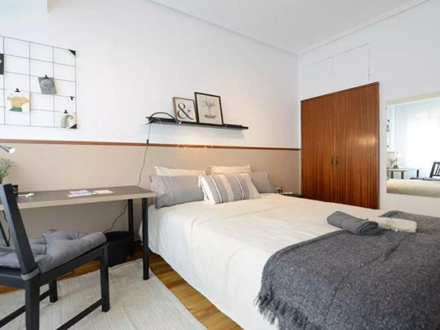 Room for rent in 3 bedroom apartment in Santutxu, Bilbao