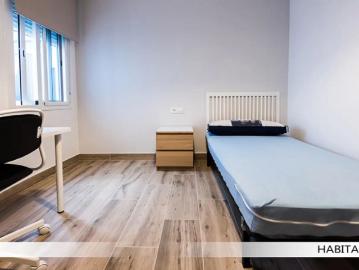 Room for rent in 3 bedroom apartment in Seville