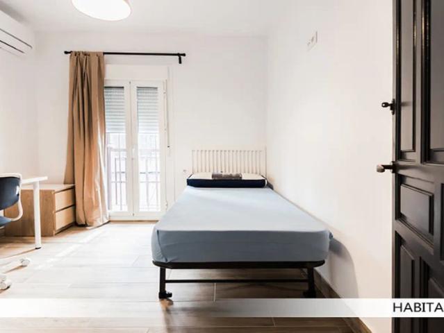 Room for rent in 3 bedroom apartment in Seville
