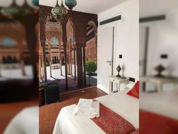 Room for rent in 4 bedroom apartment in Centro, Granada