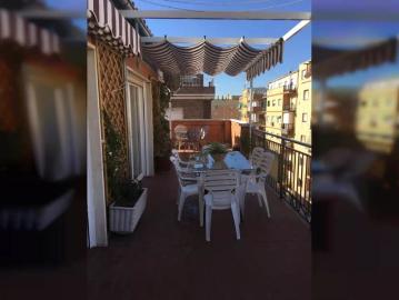 Room for rent in 4 bedroom apartment in Centro, Granada