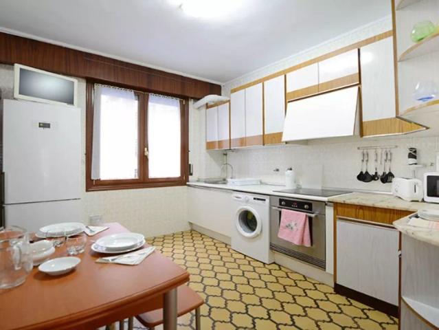 Room for rent in 4 bedroom apartment in Abando, Bilbao