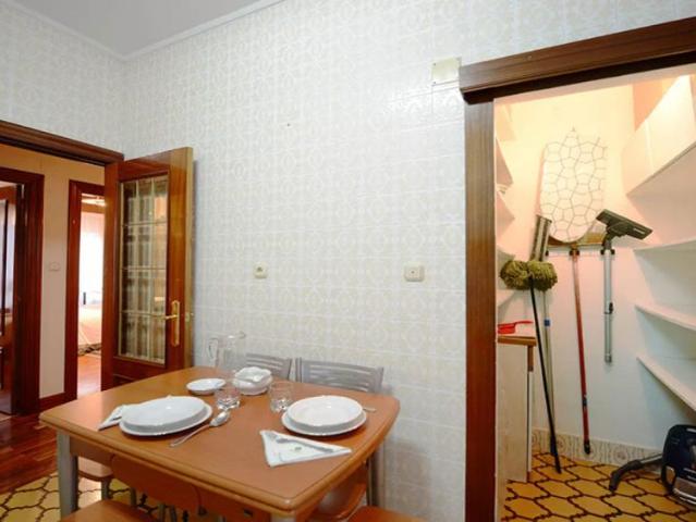 Room for rent in 4 bedroom apartment in Abando, Bilbao