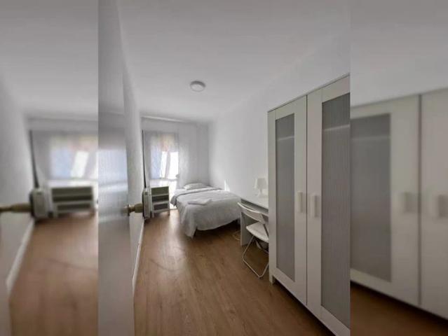 Room for rent in 4 bedroom apartment in Badalona, Barcelona