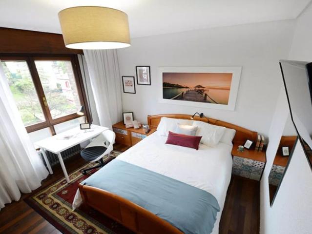 Room for rent in 4 bedroom apartment in Bilbao