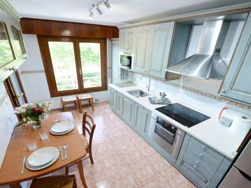 Room for rent in 4 bedroom apartment in Bilbao