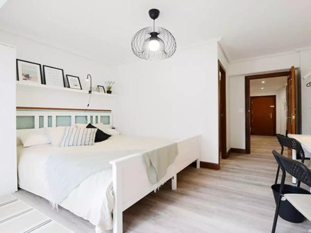 Room for rent in 4 bedroom apartment in Bilbao