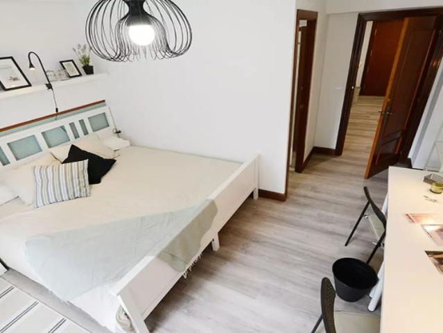 Room for rent in 4 bedroom apartment in Bilbao