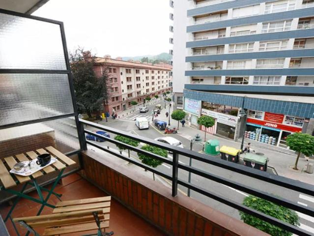 Room for rent in 4 bedroom apartment in Bilbao