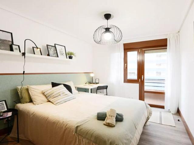 Room for rent in 4 bedroom apartment in Bilbao