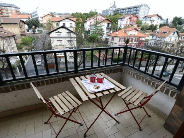 Room for rent in 4 bedroom apartment in Bilbao