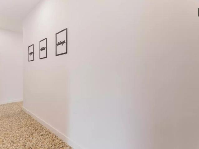 Room for rent in 4 bedroom apartment in Burjassot