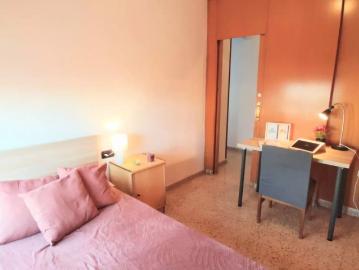 Room for rent in 4 bedroom apartment in Burjassot