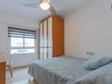 Room for rent in 4 bedroom apartment in Burjassot