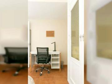Room for rent in 4 bedroom apartment in Granada