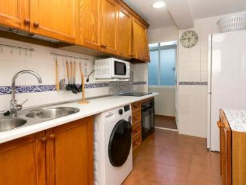 Room for rent in 4 bedroom apartment in Granada