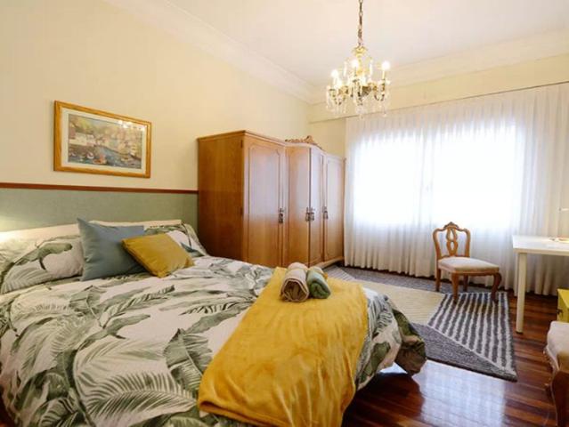 Room for rent in 4 bedroom apartment in Indautxu, Bilbao