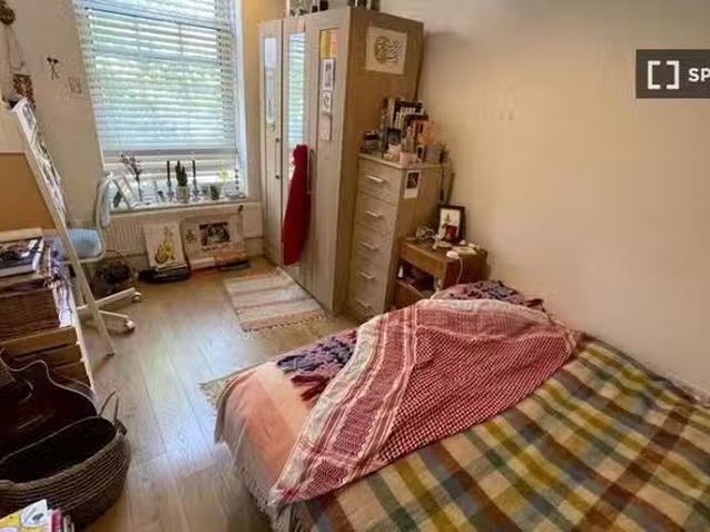 Room for rent in 4 bedroom apartment in London