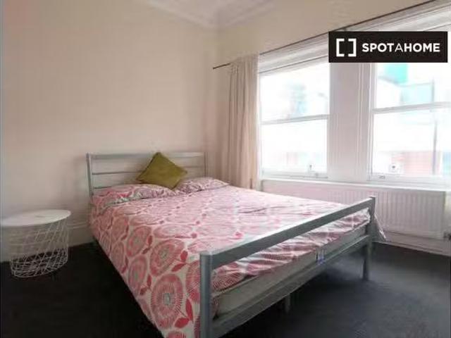 Room for rent in 4 bedroom apartment in London
