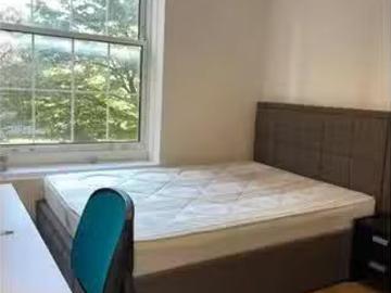 Room for rent in 4 bedroom apartment in London