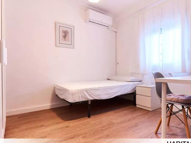 Room for rent in 4 bedroom apartment in Macarena