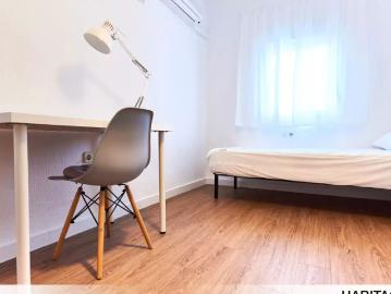 Room for rent in 4 bedroom apartment in Macarena