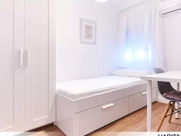 Room for rent in 4 bedroom apartment in Macarena