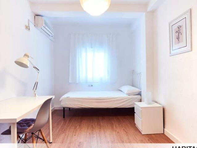 Room for rent in 4 bedroom apartment in Macarena