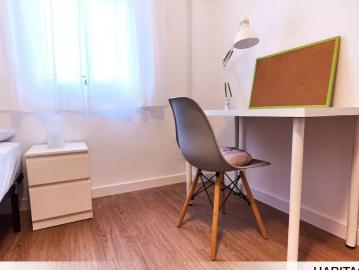Room for rent in 4 bedroom apartment in Macarena