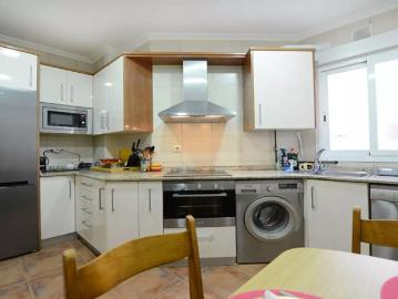 Room for rent in 4 bedroom apartment in Santutxu, Bilbao