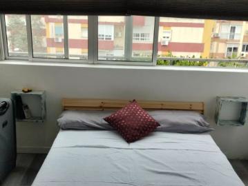 Room for rent in 4 bedroom apartment in Sevilla