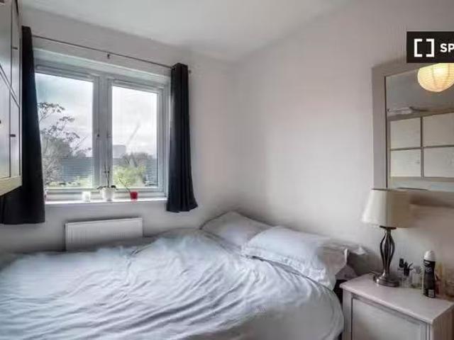 Room for rent in 4 Bedroom Apartment in Stepney Green