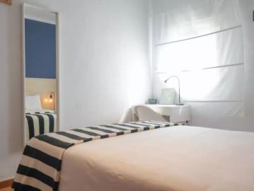 Room for rent in 4 bedroom apartment in Prosperidad