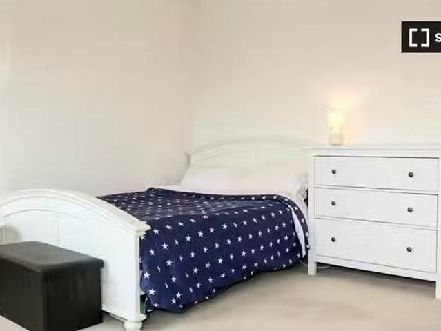 Room for rent in 4 bedroom apartment in Wetminster, London