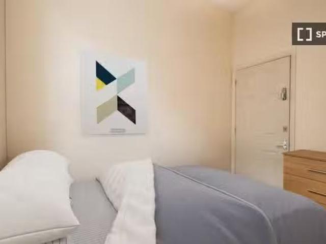 Room for rent in 4 bedroom apartment in Wetminster, London