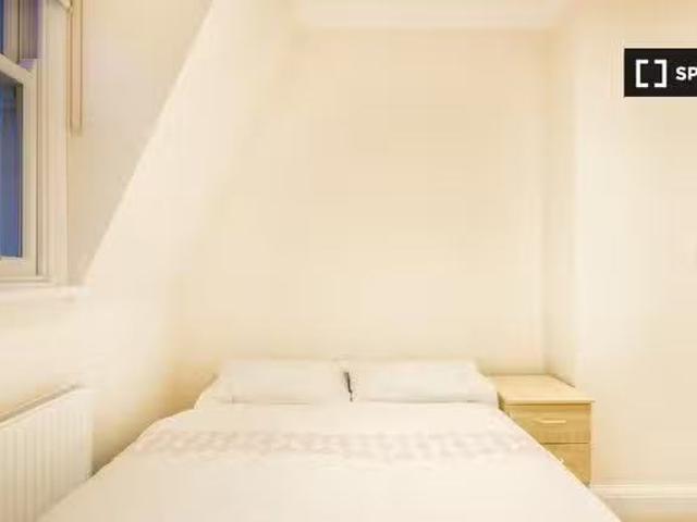 Room for rent in 4 bedroom apartment in Wetminster, London