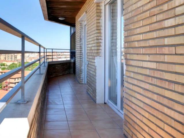 Room for rent in 4 bedroom apartment in Zaragoza