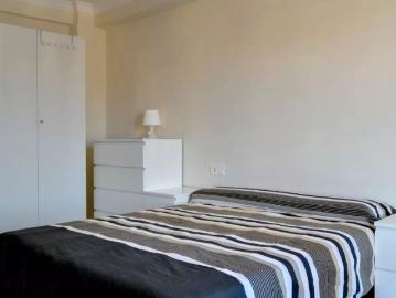 Room for rent in 4 bedroom apartment in Zaragoza