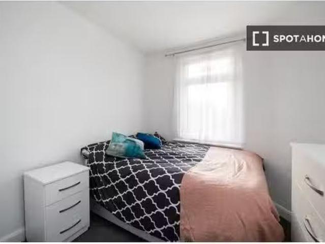 Room for rent in 4 bedroom house in Silvertown, London