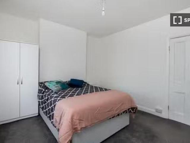Room for rent in 4 bedroom house in Silvertown, London