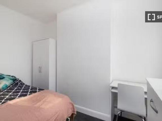 Room for rent in 4 bedroom house in Silvertown, London