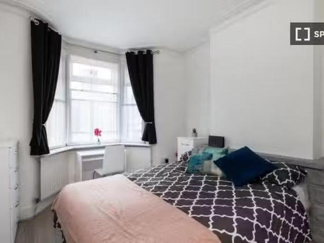 Room for rent in 4 bedroom house in Silvertown, London