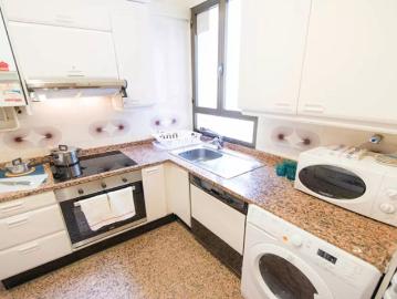 Room for rent in 5 bedroom apartment in Casco Viejo