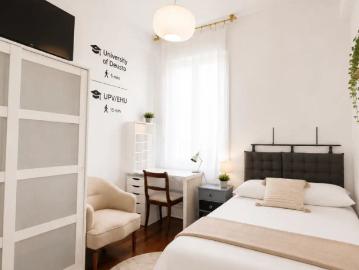 Room for rent in 5 bedroom apartment in Abando, Bilbao