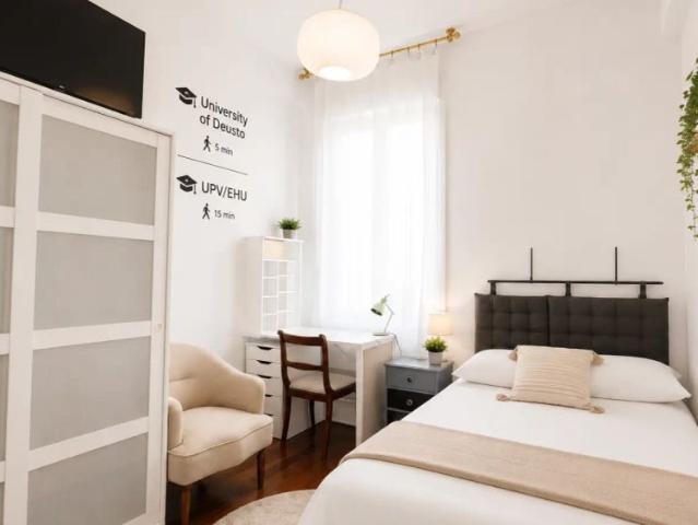 Room for rent in 5 bedroom apartment in Abando, Bilbao