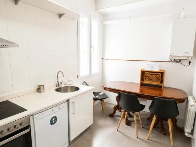 Room for rent in 5 bedroom apartment in Abando, Bilbao