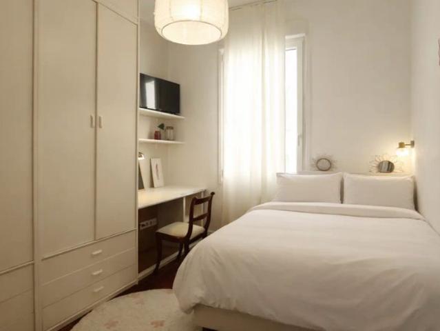 Room for rent in 5 bedroom apartment in Abando, Bilbao