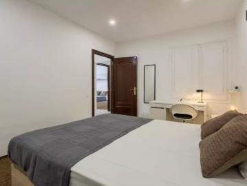 Room for rent in 5 bedroom apartment in Barcelona