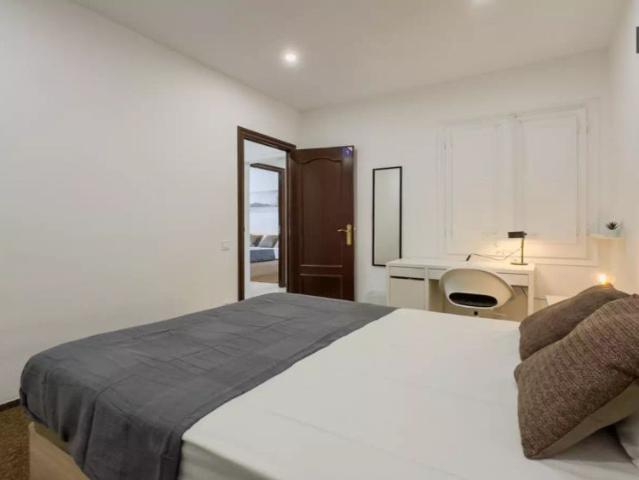Room for rent in 5 bedroom apartment in Barcelona