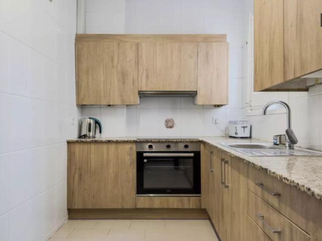 Room for rent in 5 bedroom apartment in Barcelona